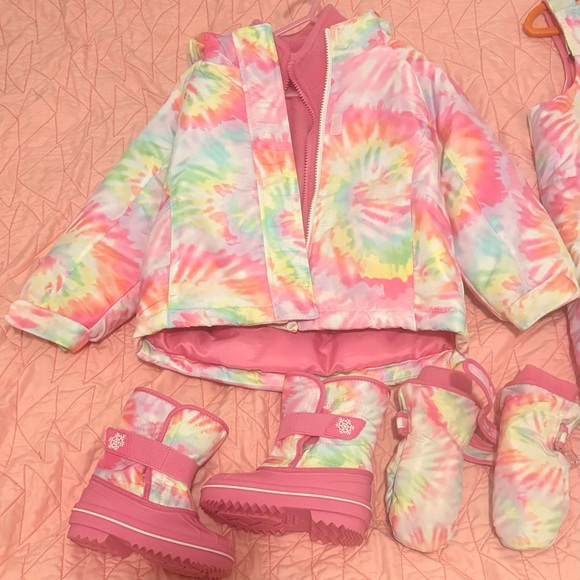 The Children's Place Tie-Dye Snowsuit, Double Layer Jacket, Gloves & Boots - Picture 3 of 8